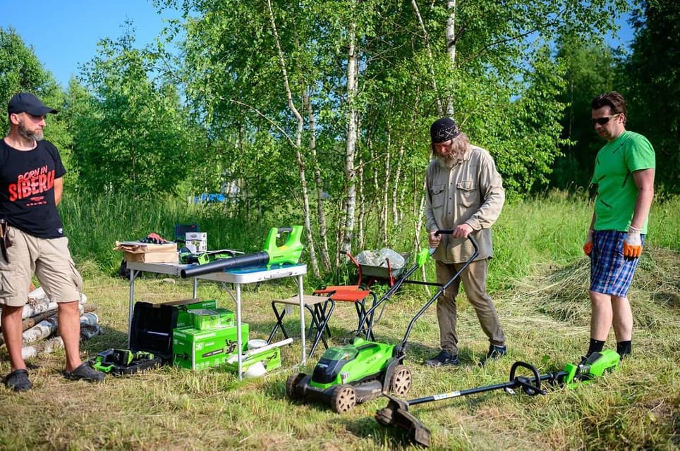 Федор Конюхов косит траву с помощью косилки Greenworks